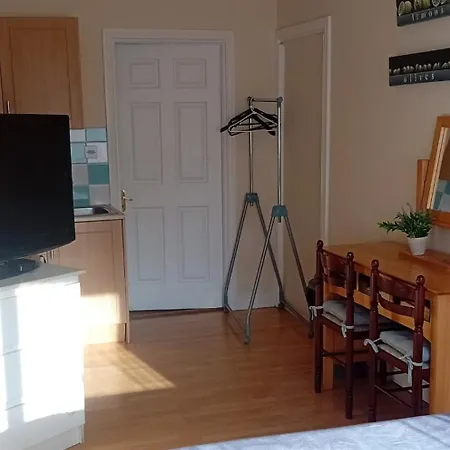 Lovely Double Bed Private In Town Lejlighed